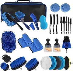 ¿Qué se debe evitar al usar un kit de limpieza interior del coche?